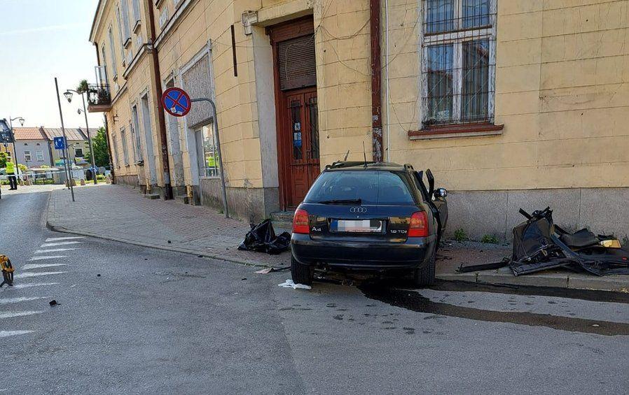  Tragiczny wypadek: kierujący audi wjechał w kamienicę, zginął na miejscu