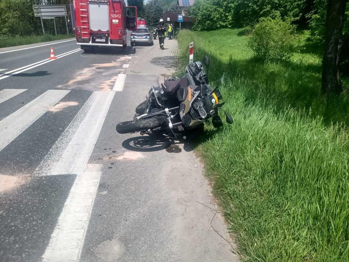 Nieostrożny manewr i wypadek. Motocyklista trafił do szpitala