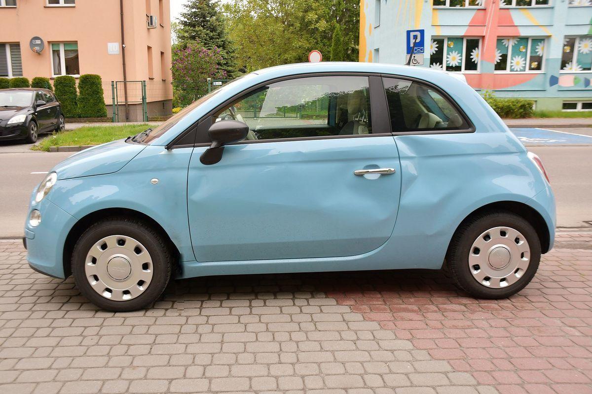 Mężczyzna kopał samochody, bo były źle zaparkowane