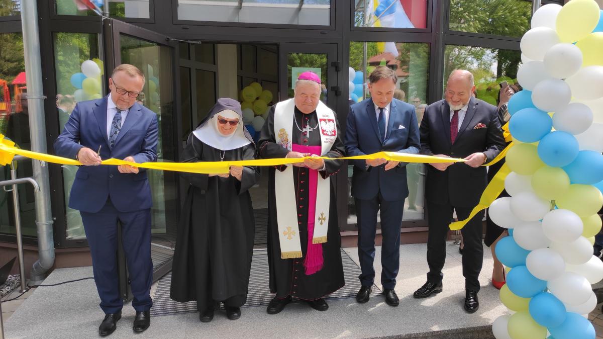 Katolickie Mikołajkowe Przedszkole uroczyście poświęcone.  Maluchy otrzymują tu dobry start w życie [ZDJĘCIA]