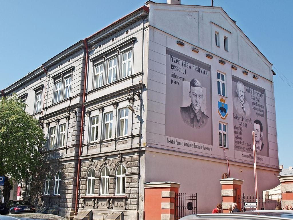 Mural rodziny Bystrzyckich odsłonięty [ZDJĘCIA]