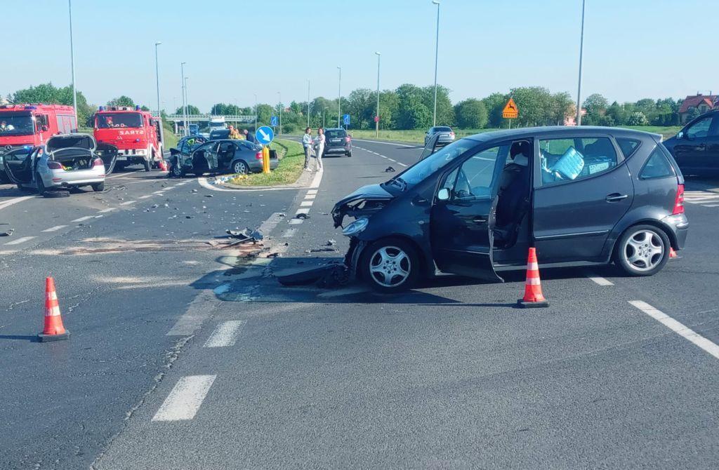 Wypadek na obwodnicy Radymna. 4 osoby w szpitalu po zderzeniu 3 pojazdów [ZDJĘCIA CZYTELNICZKI]