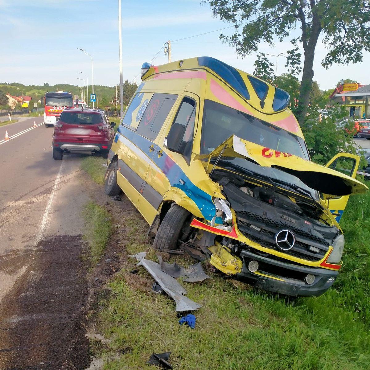 Nienadowa: Nie ustąpiła pierwszeństwa karetce. Zderzenie 3 aut