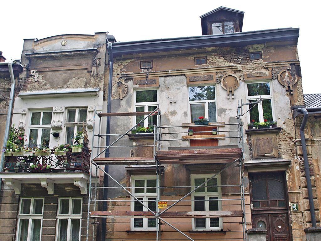 Remontują balkon przy Parkowej. Prokuratura umorzyła sprawę