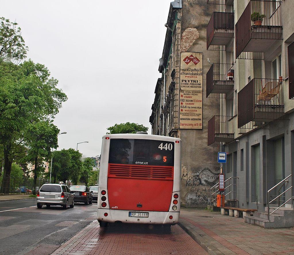 Spadająca reklama. Tuż nad... przystankiem MZK
