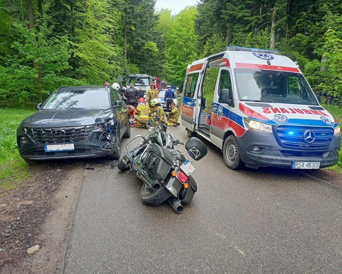 Wjechał motocyklem w zaparkowany samochód 