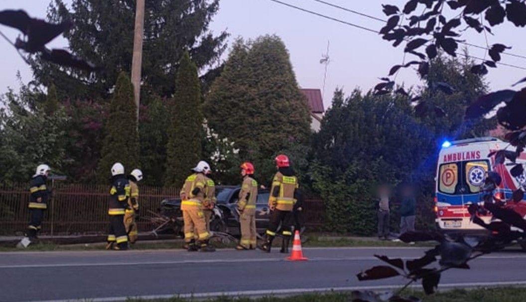 Kierowca volkswagena passata wjechał w ogrodzenie. Miał ponad 2,5 promila 