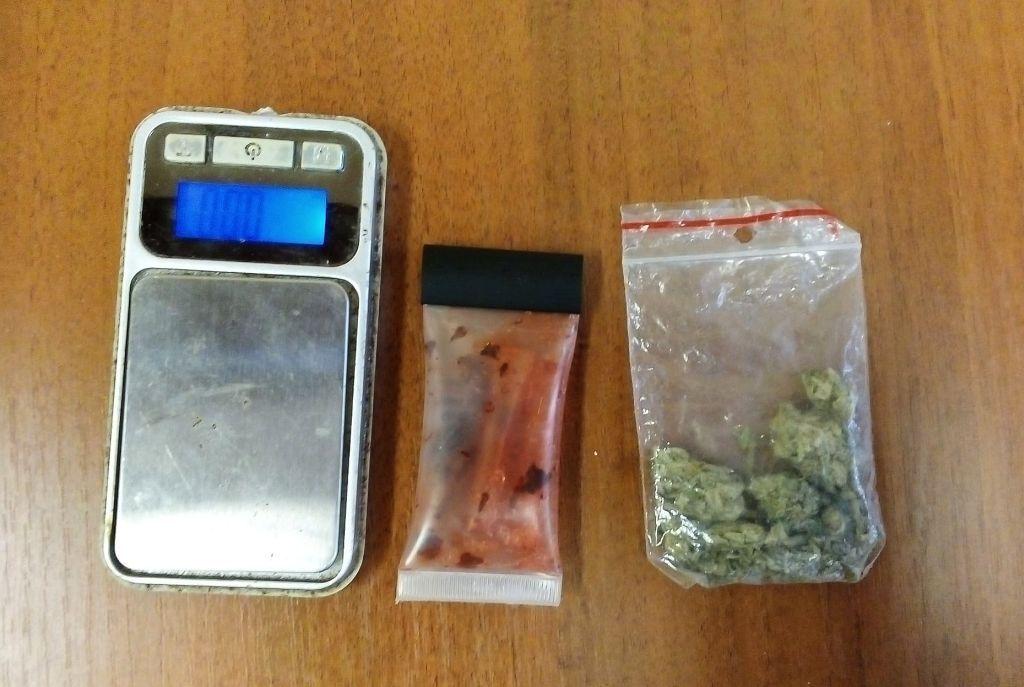 Przestraszył się policjantów i próbował coś ukryć... 