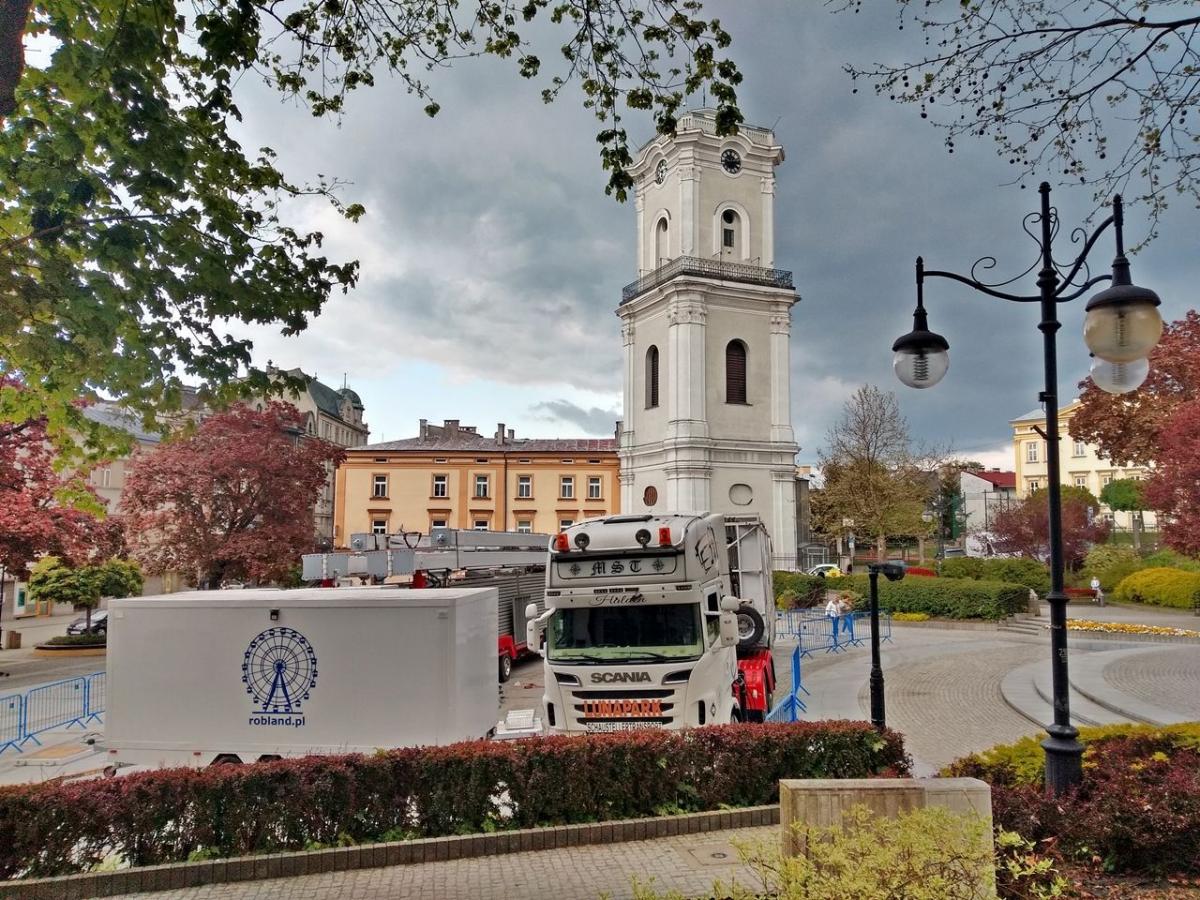 Koło widokowe znikło z placu Niepodległości [ZDJĘCIA]