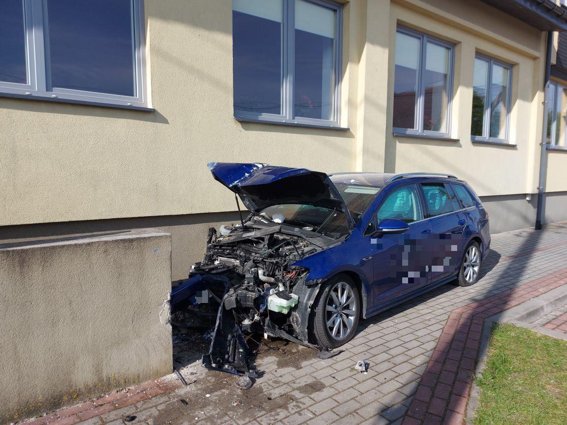 Wypadł z jezdni i uderzył w budynek. Przyczyna? Prędkość
