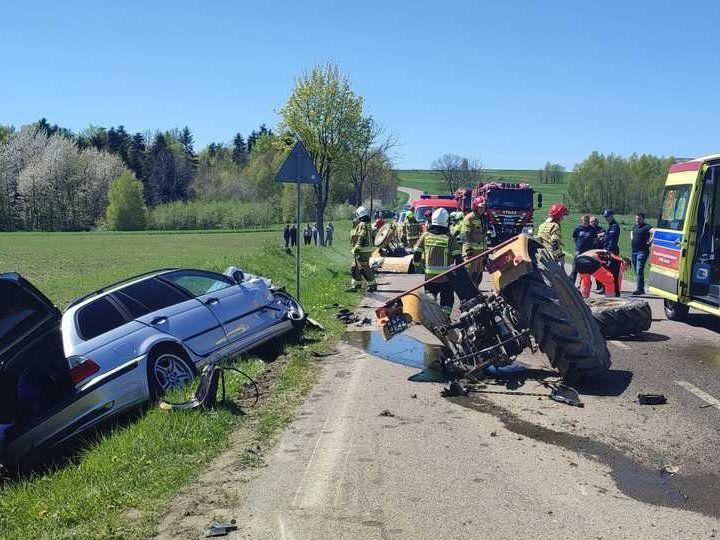Zderzenia osobowego bmw z ciągnikiem rolniczym