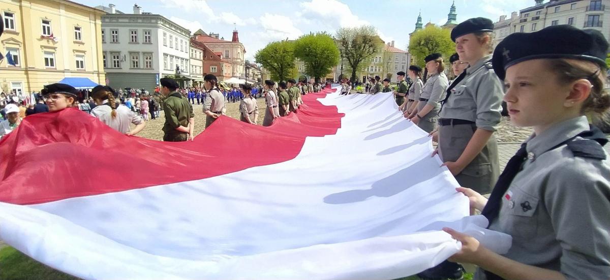 Ogromna flaga na przemyskim Rynku [ZDJĘCIA]