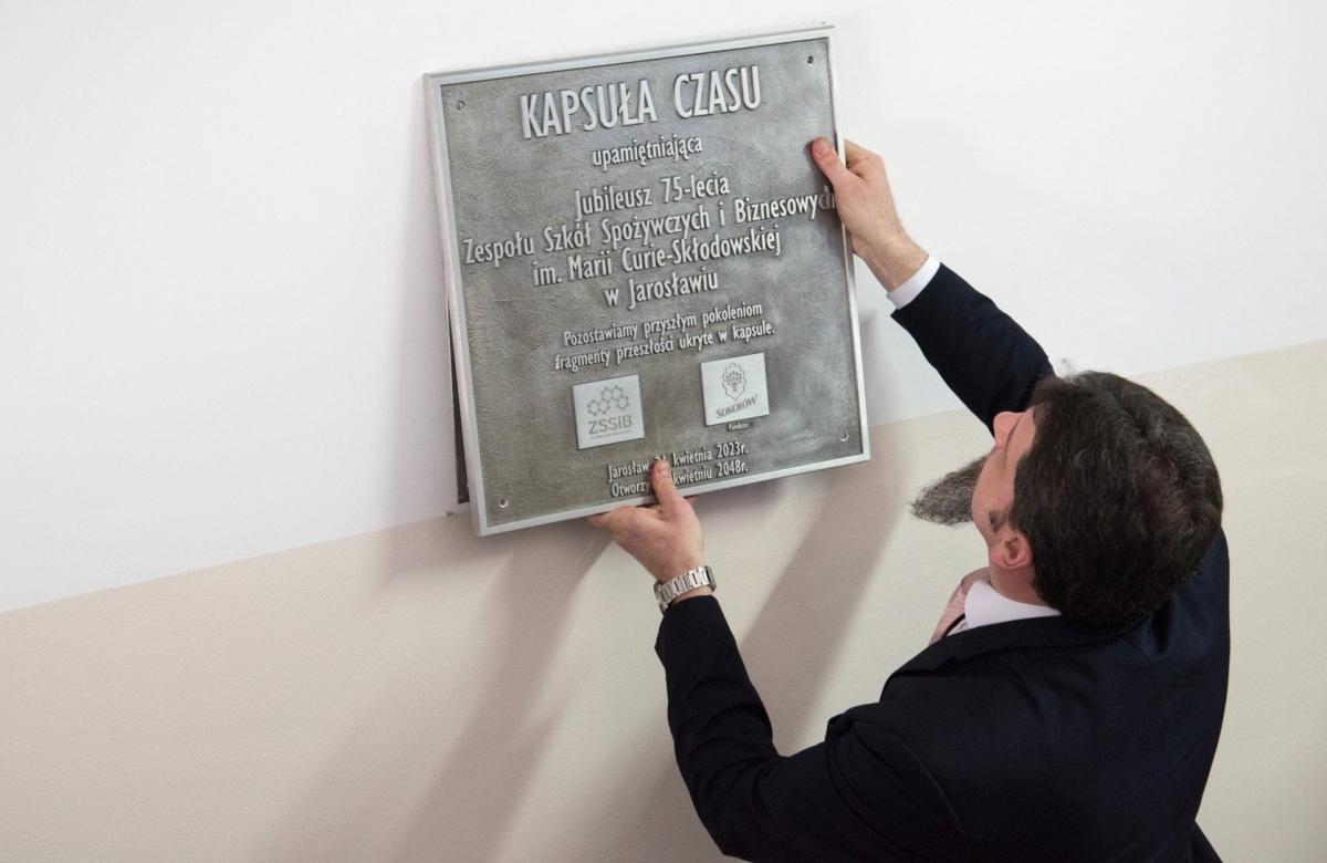 Wmurowali kapsułę czasu, odsłonili mural. Jarosławski „Spożywczak” ma już 75 lat