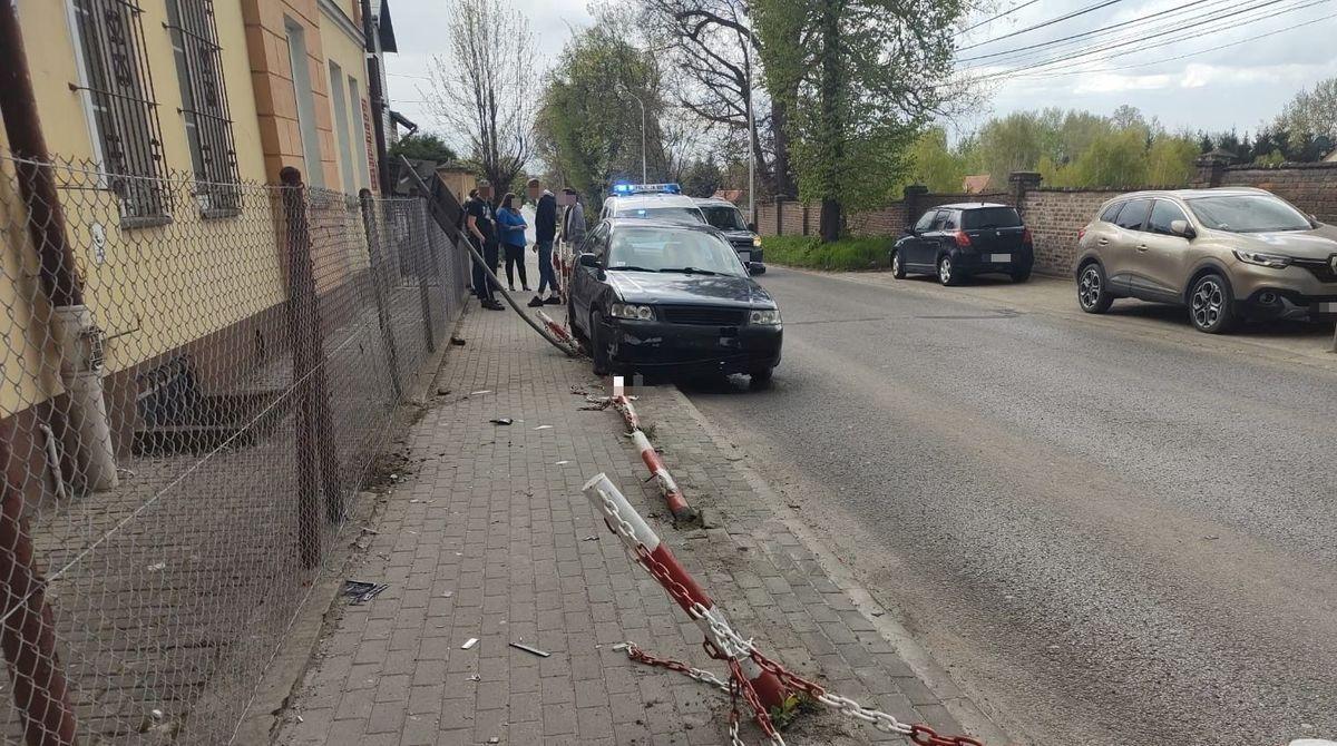 19-latek bez prawa jazdy uderzył w ogrodzenie