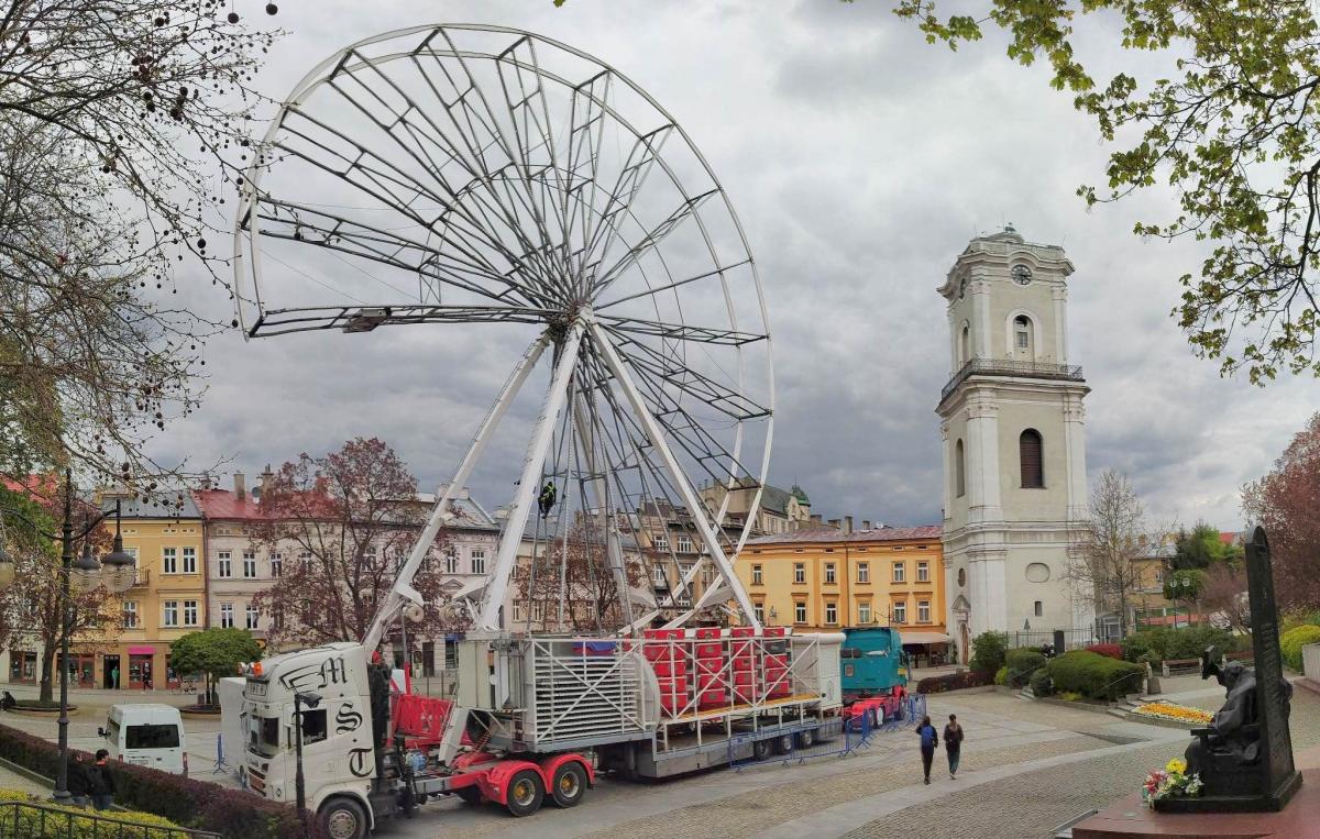Diabelski młyn powstaje na pl. Niepodległości mimo sprzeciwu konserwatora [ZDJĘCIA]