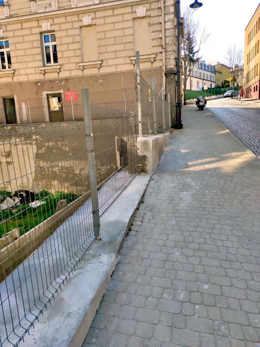 Sygnały Czytelników: Sprawa murku przy ulicy Waygarta nareszcie rozwiązana