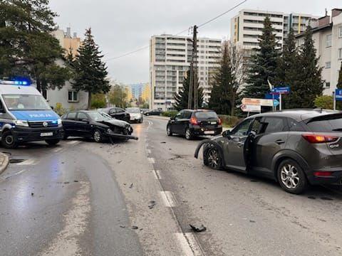 Kolizja 3 samochodów na skrzyżowaniu