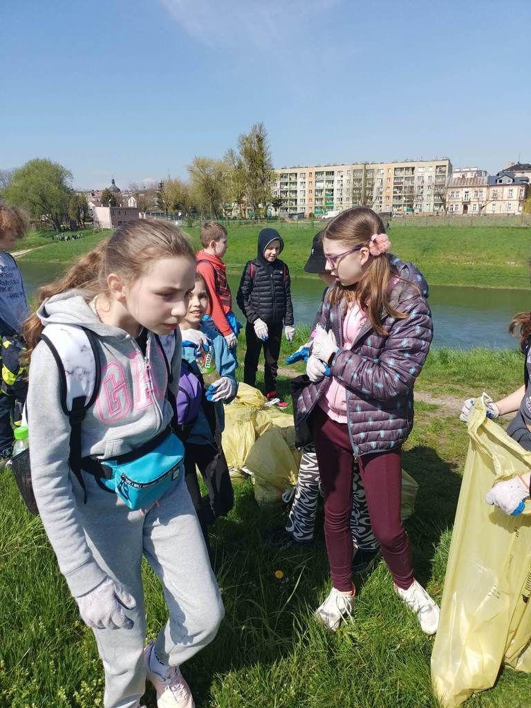 Dzień Ziemi... Uczniowie SP 16 sprzątali nad Sanem