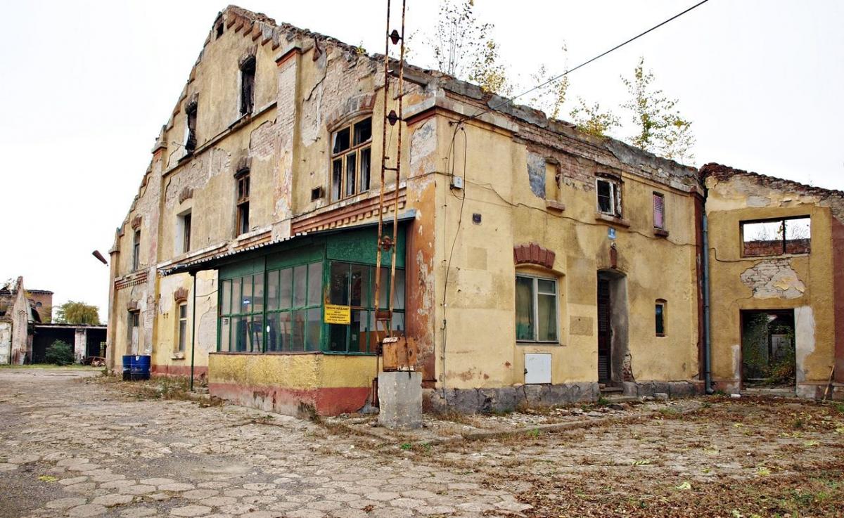 Spalona dawna parowozownia przy Mariackiej w Przemyślu popada w ruinę. Rozwiązania nie widać [ZDJĘCIA]