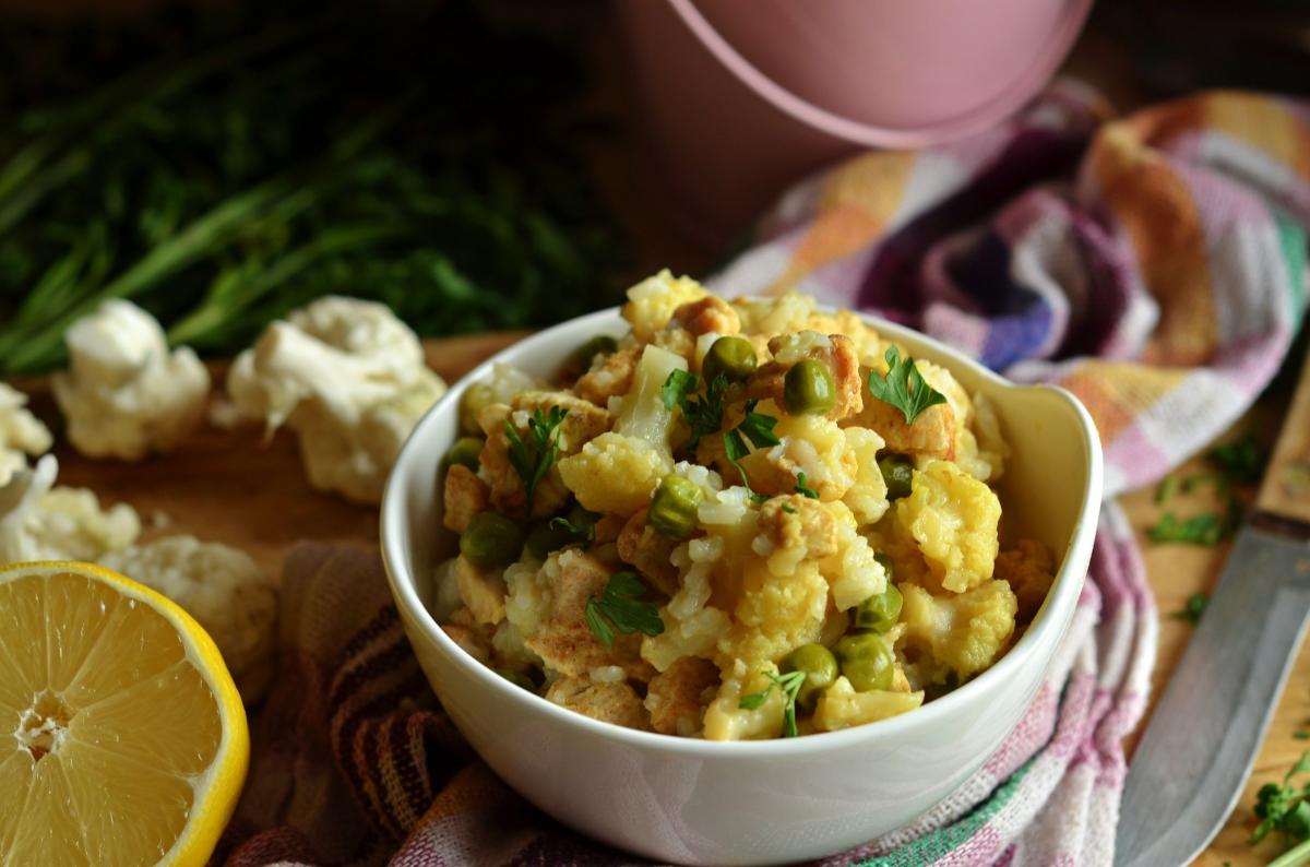 Wegetariańskie curry z kalafiora Lekki, ale pożywny obiad z kalafiorem w roli głównej. 