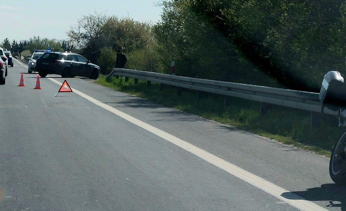 Kierowca osobówki najechał na jadący z naprzeciwka motocykl 
