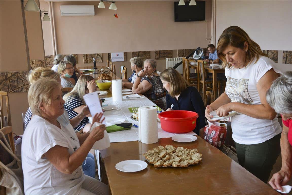 Mydlane muffiny, warsztaty malowania koszulek i zajęcia dla seniorów