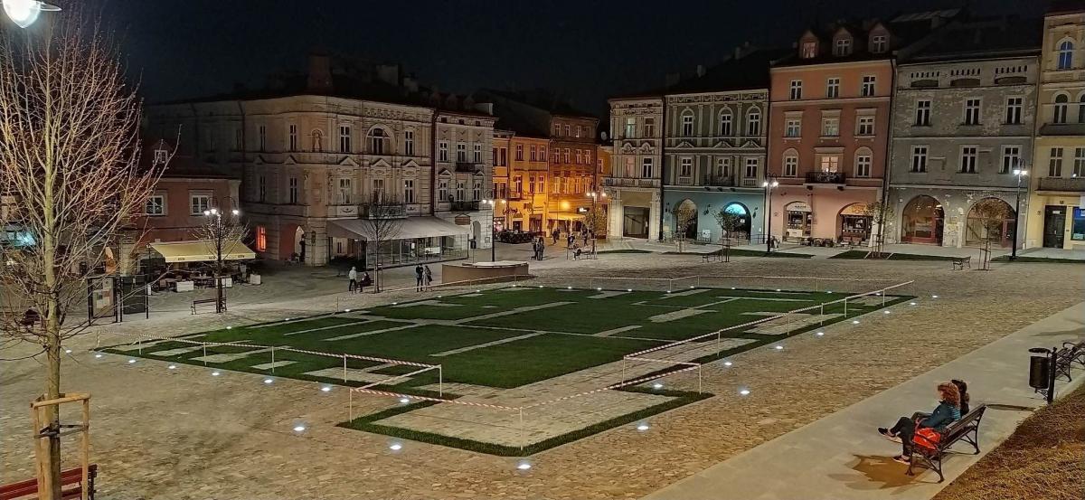 Przemyski Rynek w nocnej odsłonie [ZDJĘCIA]