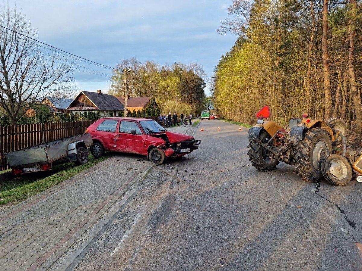 Wypadek w Białobrzegach: osobówka zderzyła się z ciągnikiem