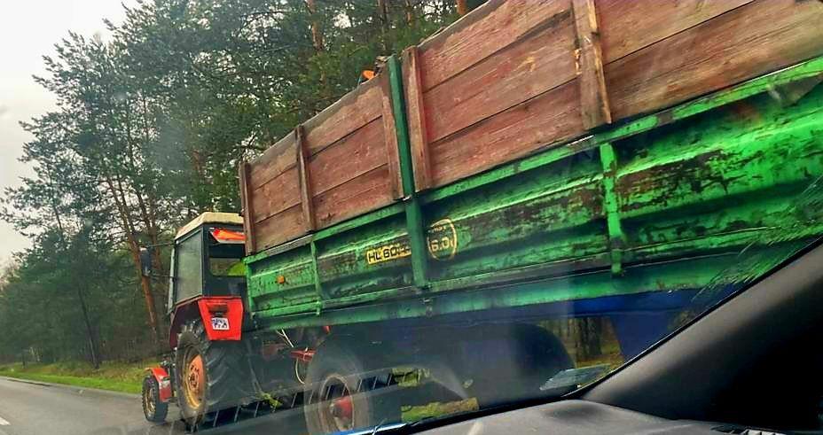 Jechał traktorem z przyczepą ciężarową, mimo że nie miał uprawnień