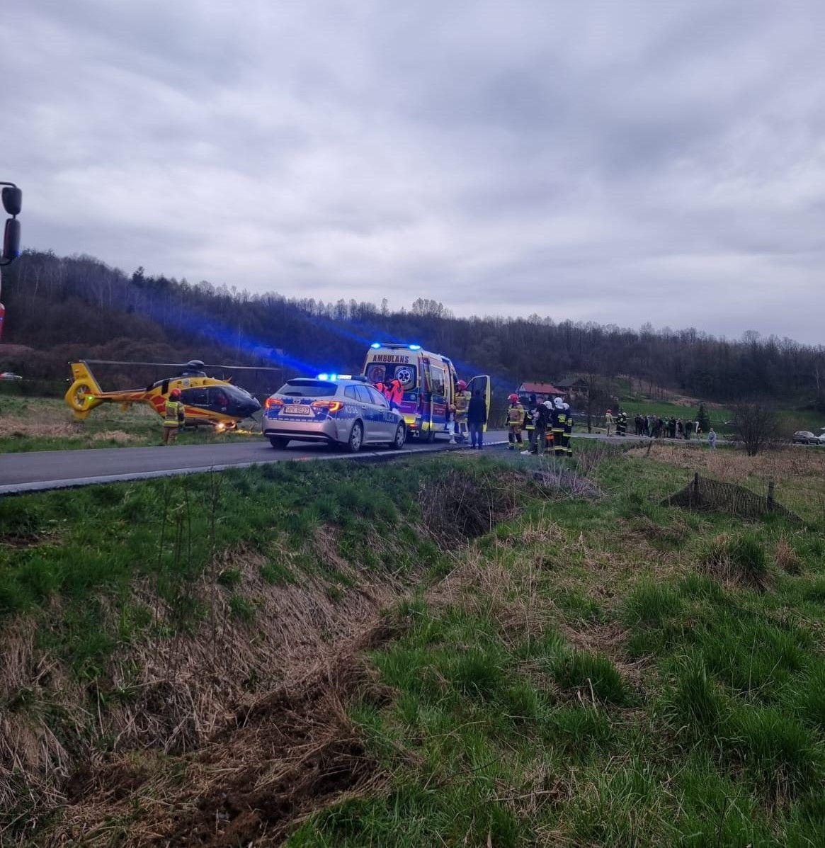 18-latek nie zapanował nad bmw. Nieprzytomnego chłopca zabrał śmigłowiec [WIDEO]
