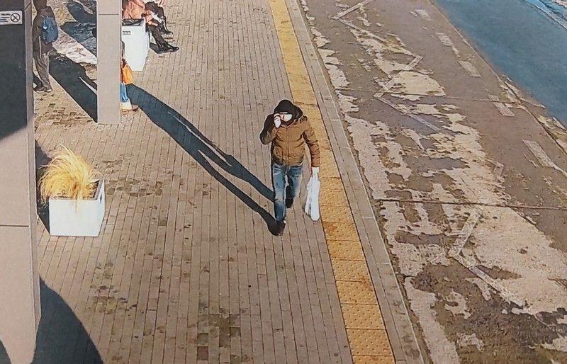 80-latka oszukana metodą „na policjanta”. Mógł to zrobić ten mężczyzna [WIZERUNEK]