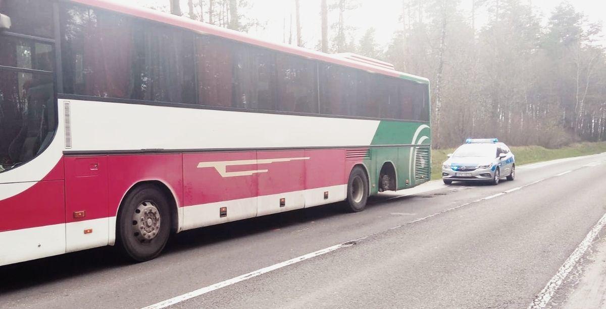 30-latek jechał autobusem bez jednego koła