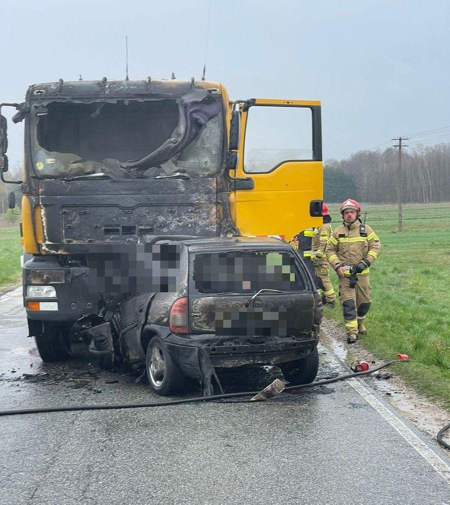Opel zapalił się po zderzeniu z ciężarówką. Trwa ustalanie tożsamości ofiary