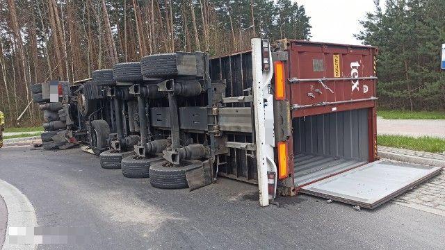 Wystrzeliła opona! Tir z naczepą wywrócił się na rondzie