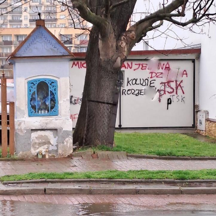 Sygnały Czytelników: Wulgaryzmy przy kapliczce na Krasińskiego obrażają uczucia religijne 