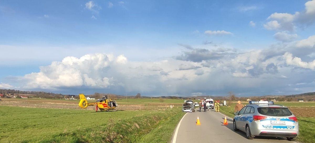 16-letni motocyklista czołowo zderzył się z osobówką. Wezwano śmigłowiec [ZDJĘCIA]