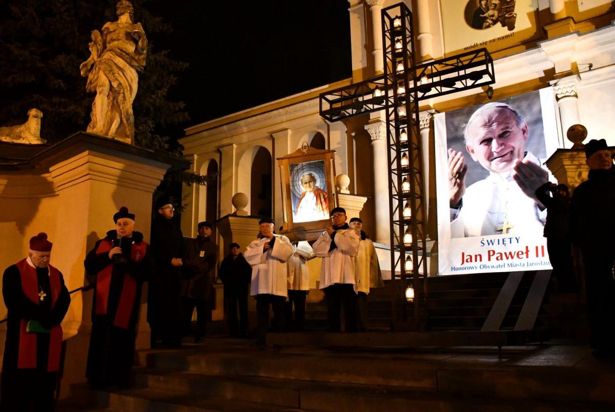 Marsz Światła w Jarosławiu. W rocznicę śmierci św. Jana Pawła II 