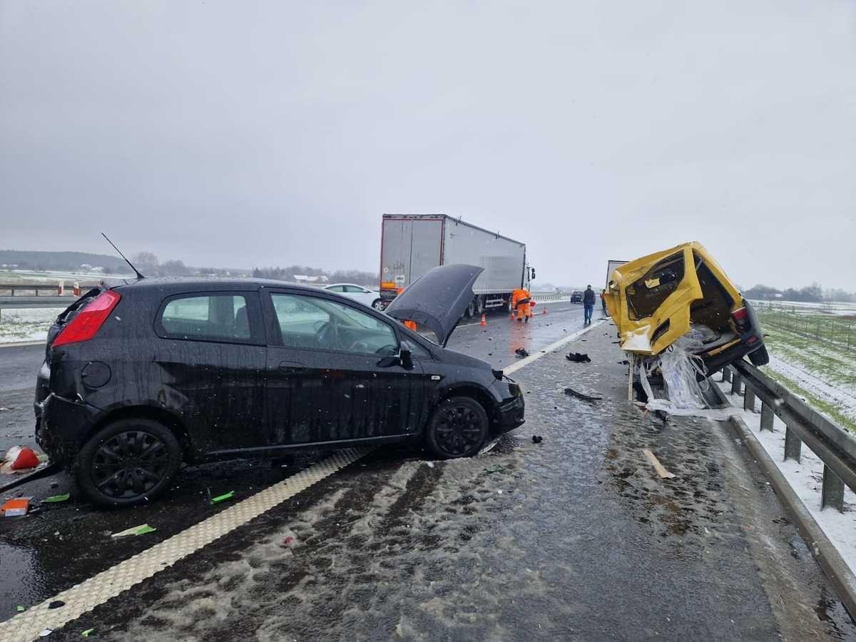 Dwa wypadki na autostradzie A4. Jeden w kierunku Przemyśla. 5 rannych [ZDJĘCIA]