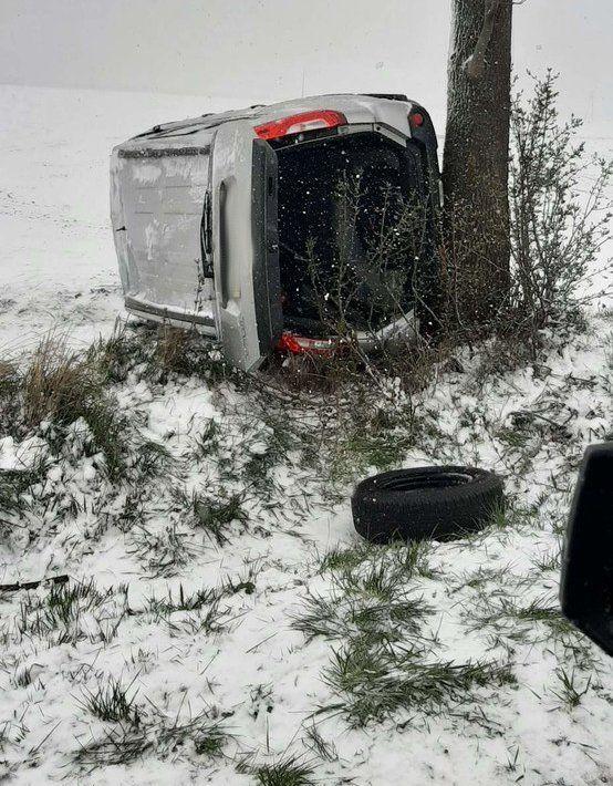 Nissan wypadł z drogi niedaleko Przemyśla. Mandat dla kierowcy: 1020 zł