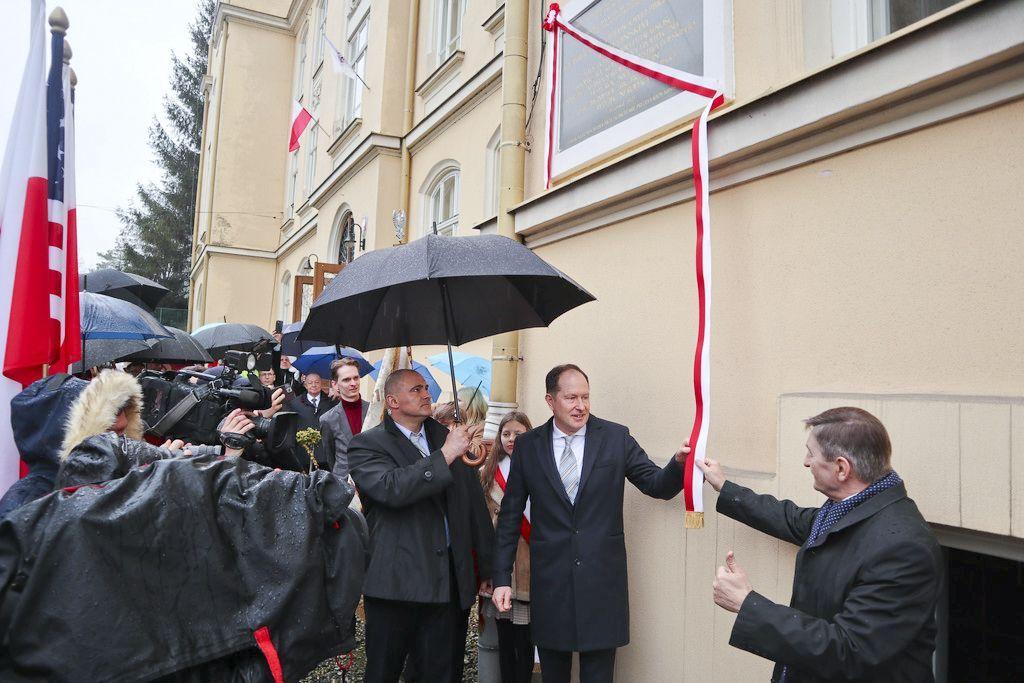 POLEMIKA DO TEKSTU: Odsłonięto tablicę pamiątkową na ścianie SP nr 1. Zbigniew Brzeziński nigdy progów tej szkoły nie przekroczył 