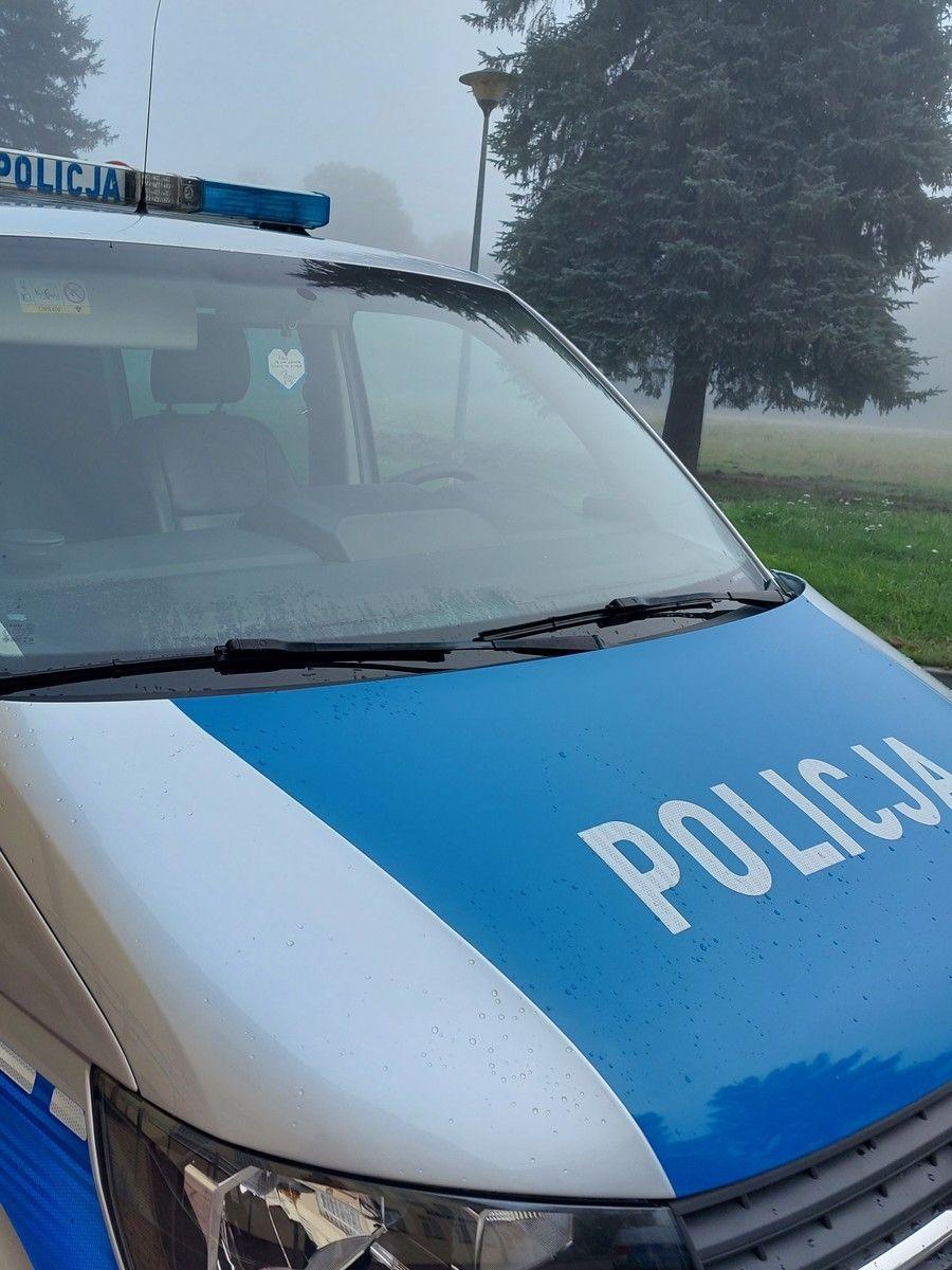 Wyrzucił z auta opony i bak samochodowy. Świadek powiadomił policję
