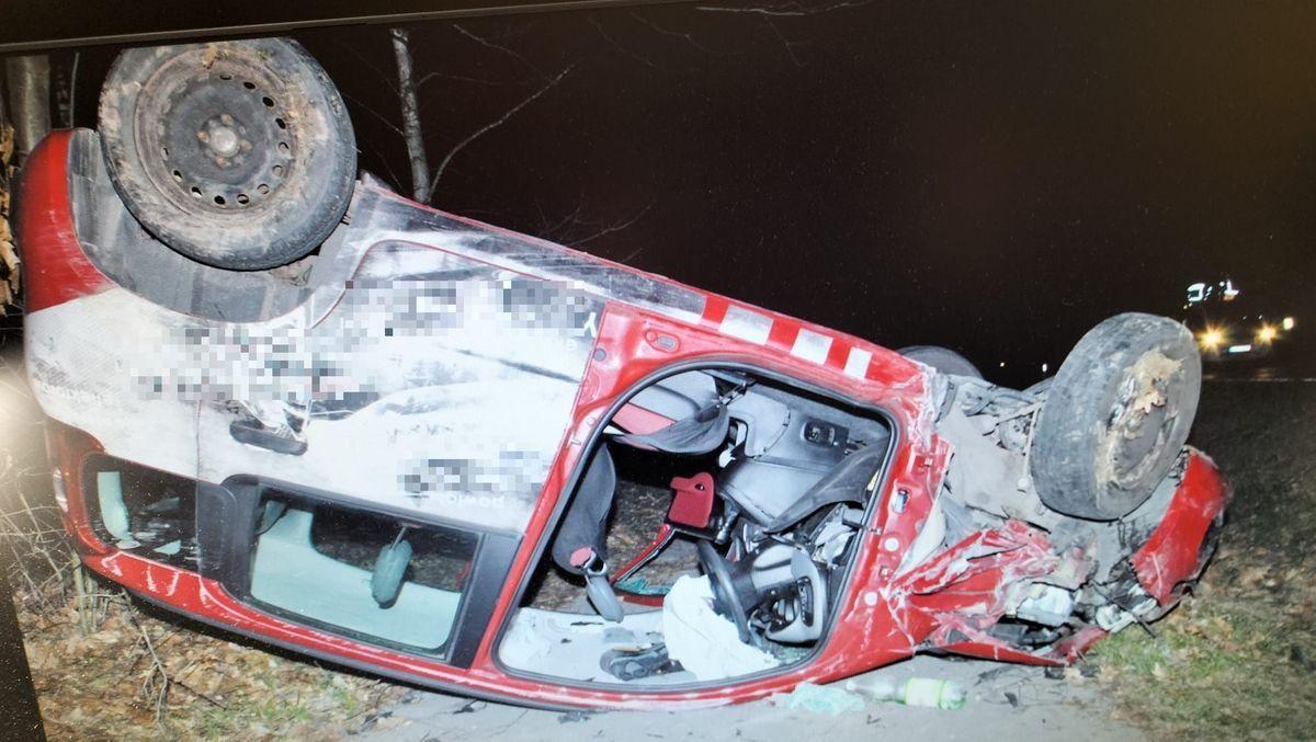 Wypadek w Woli Rzeczyckiej. Czołowe zderzenie peugota z fiatem