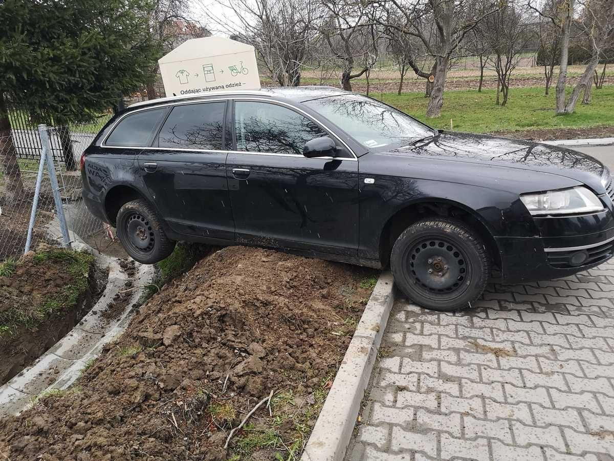 Audi wjechał w kontener na używaną odzież w Żurawicy. 34-latek odpowie za znieważenie policjantów