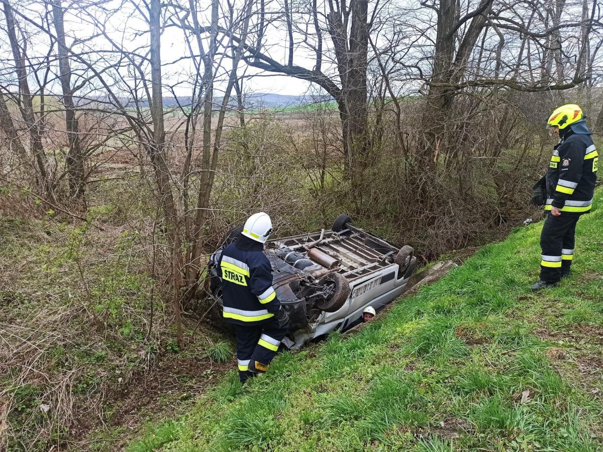 Kosienice: Kierujący busem stracił przytomność i dachował