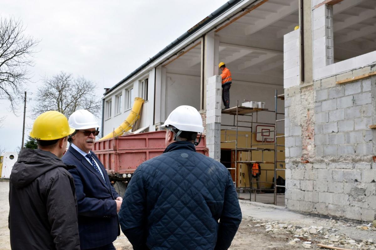 Remont dawnego ośrodka zdrowia i sali gimnastycznej idzie pełną parą [ZDJĘCIA]