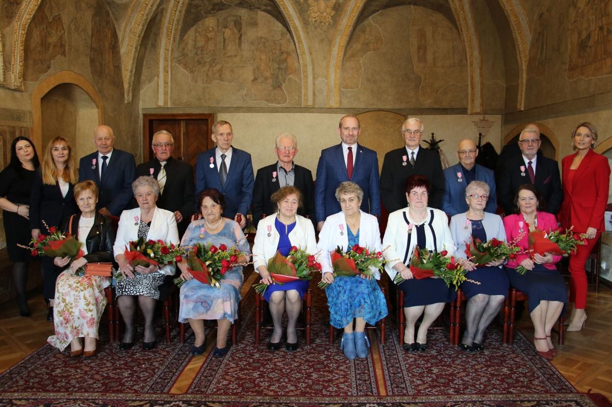 Od ponad pół wieku kroczą razem przez świat. Złote i diamentowe gody w Jarosławiu