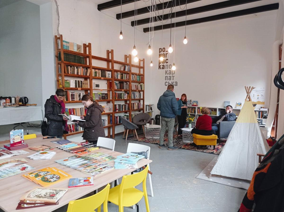 W Domu Ukraińskim w Przemyślu powstała biblioteka. Gromadzi książki i relacje