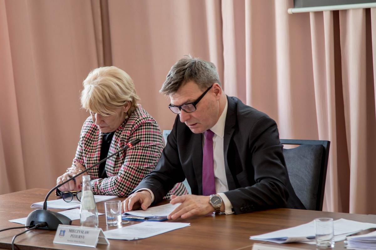 O remontach dużych i małych, parkowym drzewostanie i szukaniu pieniędzy w budżecie