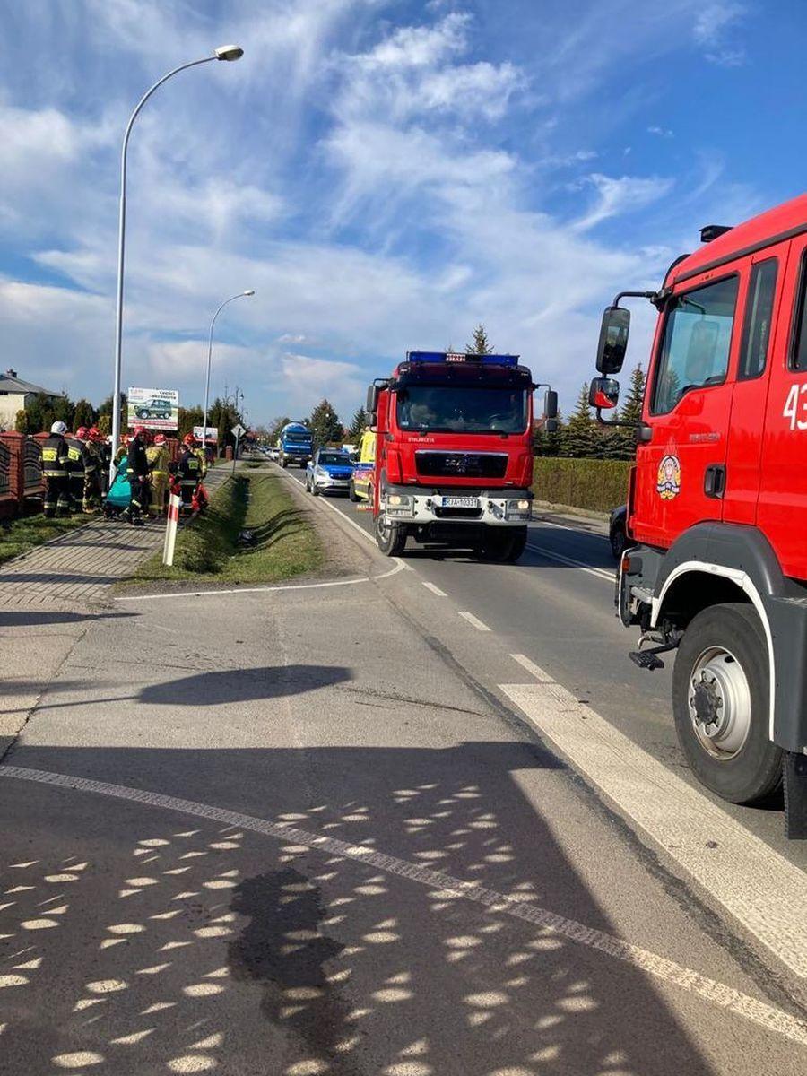 Niebezpieczne zderzenie w Szówsku. Motocyklista uderzył w citroena [ZDJĘCIA]