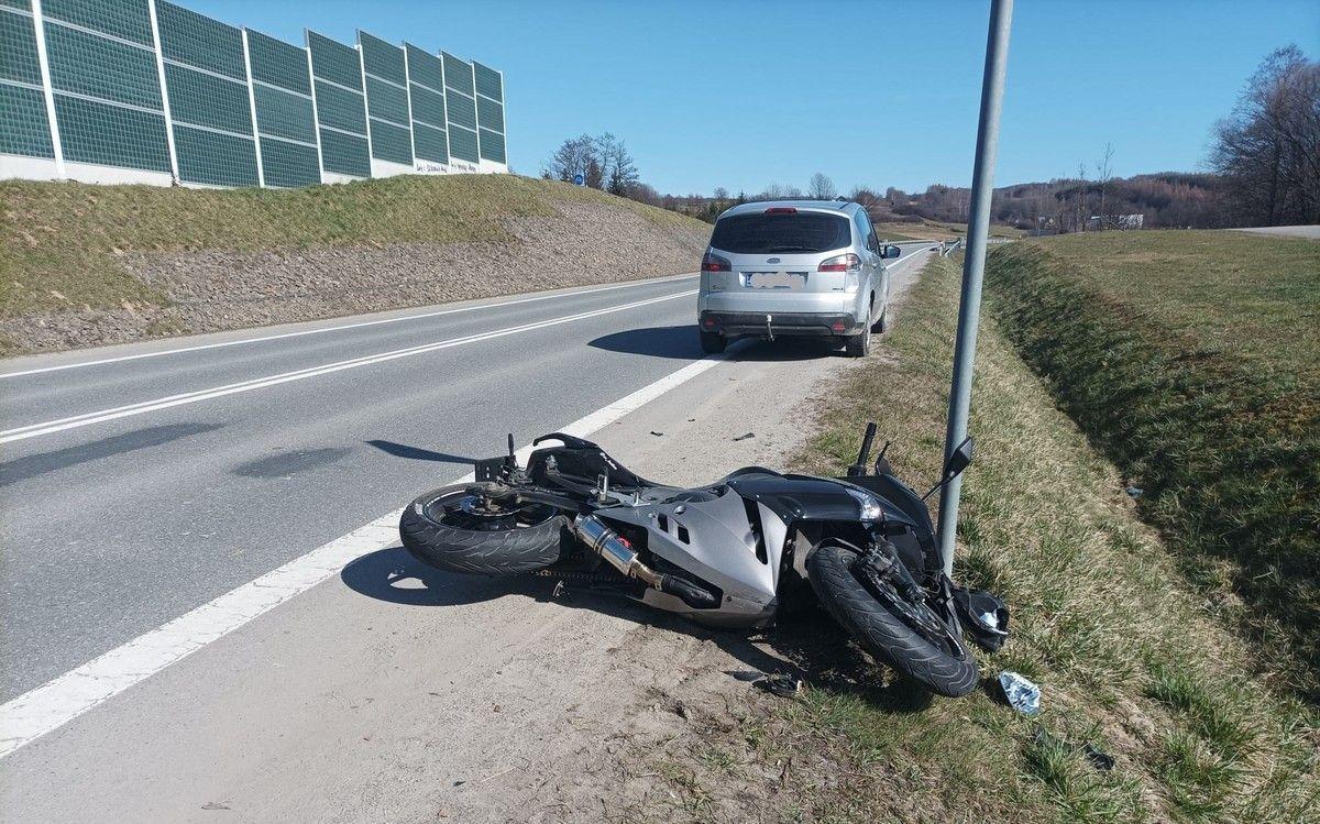 Motocyklista zderzył się z osobówką. Dostał mandat